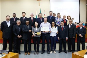 CBN Maringá é homenageada pelos 15 anos com Brasão do município e títulos de mérito comunitário aos profissionais